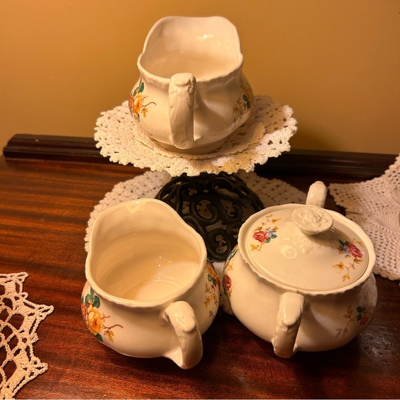 Grindley England "Cream Petal" Creamer and Sugar Bowl Set with gravy boat - Picture 4 of 7